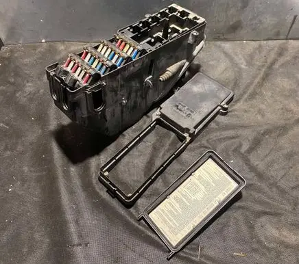 Mercedes-Benz E W124 Fuse box set 1245401750 08877602