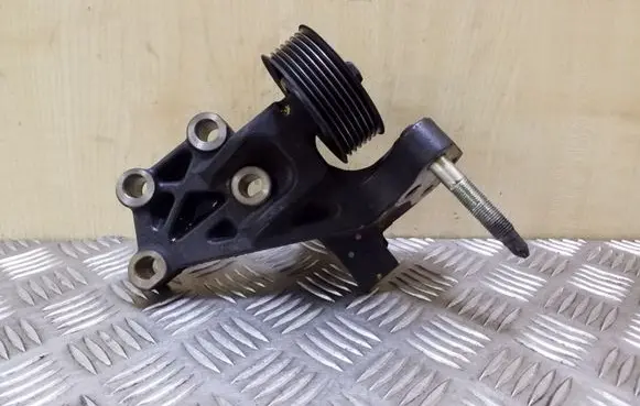 Toyota Avensis T270 Engine mounting bracket 123150R020
