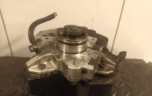 Volvo XC90 Fuel injection high pressure pump 8689590 064001 0445010043