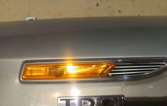 Ford Mondeo MK IV Front fender indicator light 