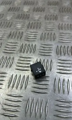 Volkswagen PASSAT B8 Other relay 4H0951253C