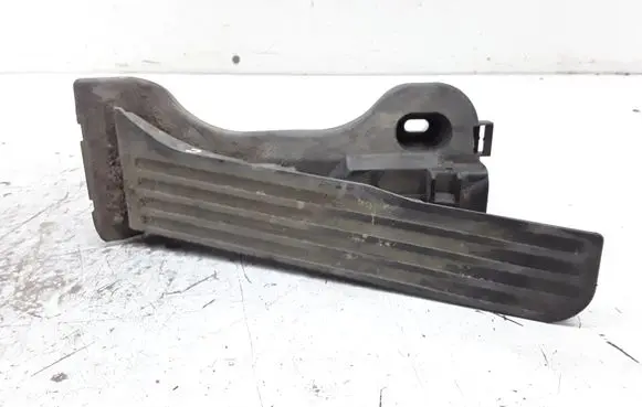 Accelerator throttle pedal