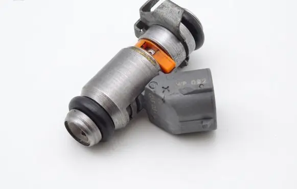 Volkswagen Golf IV Fuel injector IWP092