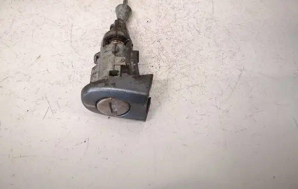 Volkswagen Jetta V Front door lock (next to the handle) 1K5837167