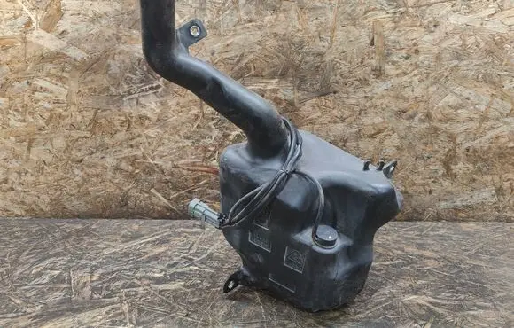 Maserati Quattroporte Windshield washer fluid reservoir/tank 13012