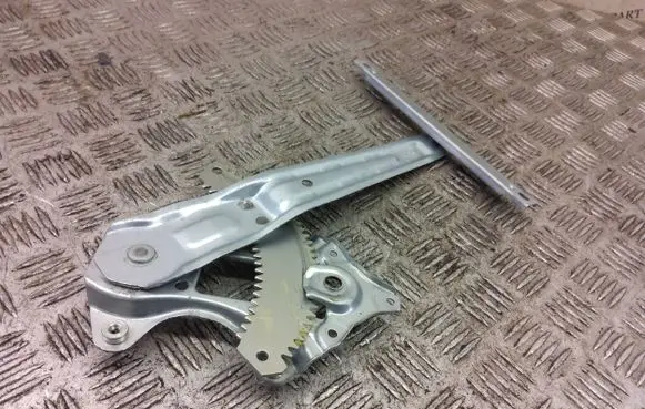 Nissan Juke II F16 Rear window lifting mechanism without motor