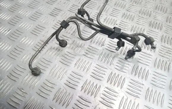 Volkswagen PASSAT B3 Fuel injector supply line/pipe 