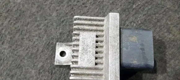 Opel Vivaro Glow plug pre-heat relay 7700115078