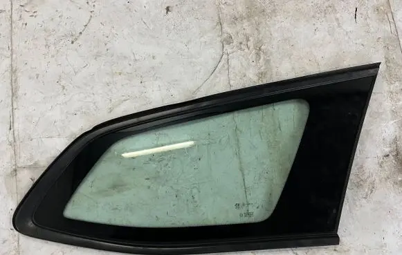 Peugeot 308 Rear side window 9804000380
