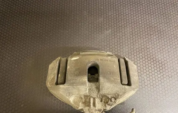 BMW 5 F10 F11 Front brake caliper 6030348