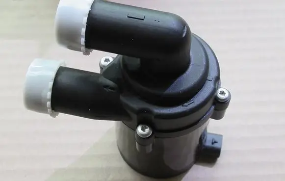Audi A3 S3 8P Water pump 702671490