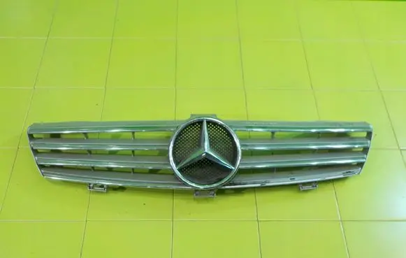 Mercedes-Benz CLS C219 Front bumper upper radiator grill A2198800083
