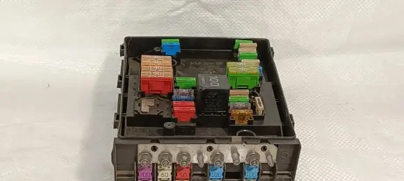 Volkswagen Golf V Fuse module 1K0937125A 017181301
