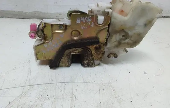 Nissan Navara D22 Front door lock 805525P003