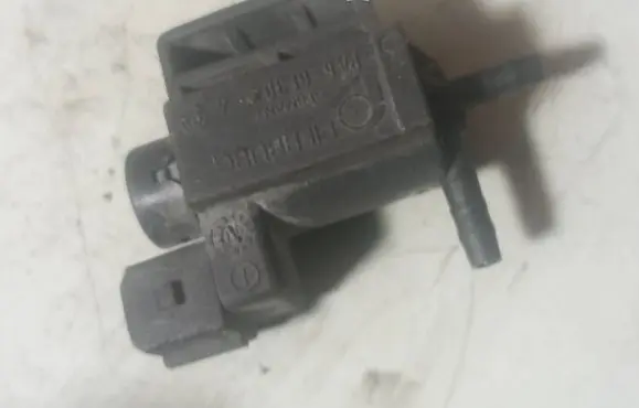 Volkswagen PASSAT B5.5 Valve vacuum 037906283A