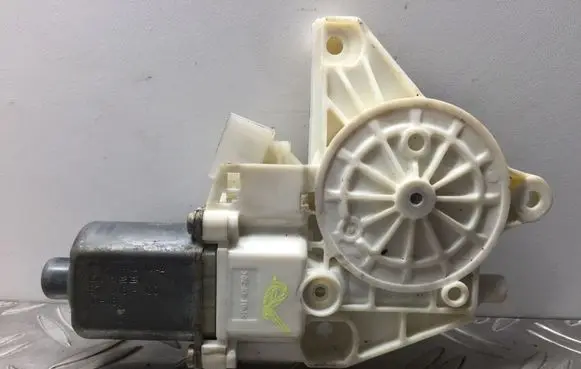 Mercedes-Benz E W212 Front door window regulator motor A2048200242 2048200242 0130822502