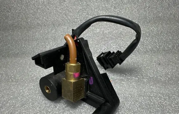 Volkswagen Touareg I Vacuum valve 7L0616751A