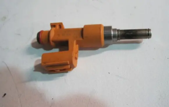Toyota Hilux (N140, N150, N160, N170) Fuel injector 2325024030