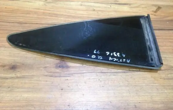 Opel Astra G Rear vent window glass 