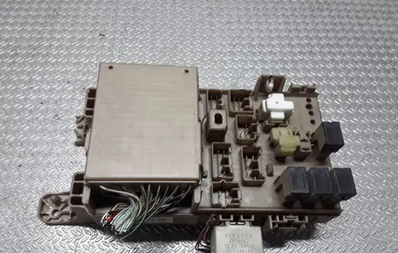 Toyota Corolla Verso E121 Fuse module 8264113040 2323000231