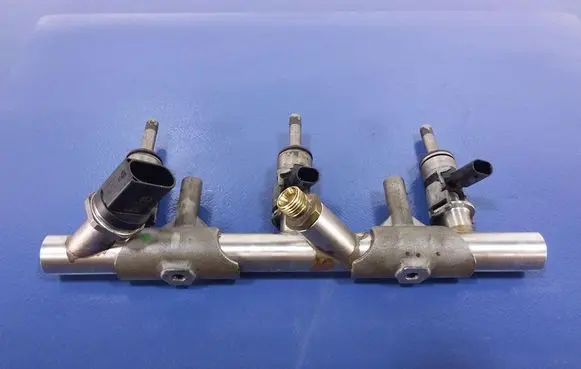 Audi A8 S8 D4 4H Fuel main line pipe 06E130089AF