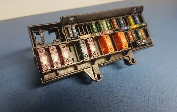 BMW 7 E65 E66 Fuse module 18560