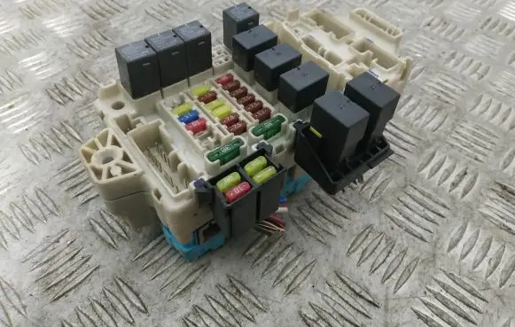 Mitsubishi Grandis Fuse box set MR587655 503220551