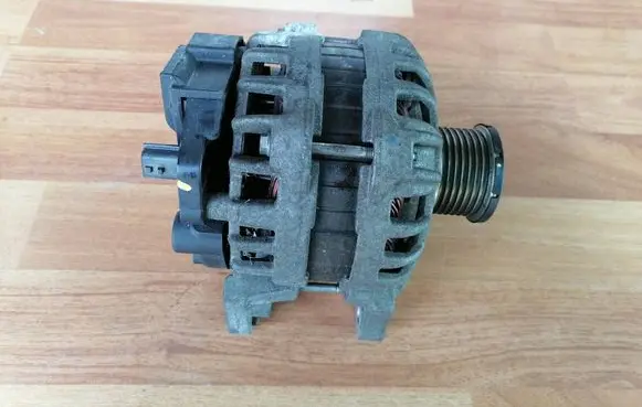 Dacia Sandero Generator/alternator 231008593R F000BL0410