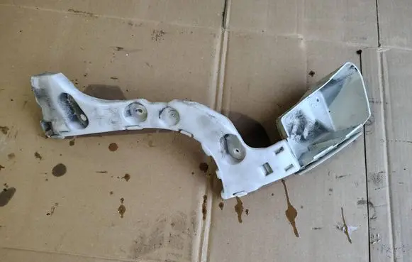 Ford Focus Bumper support mounting bracket corner 