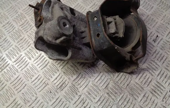 Nissan Note (E12) Engine mount bracket