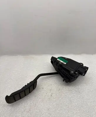 Accelerator throttle pedal