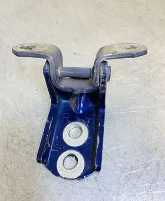 Nissan Qashqai Rear door lower hinge