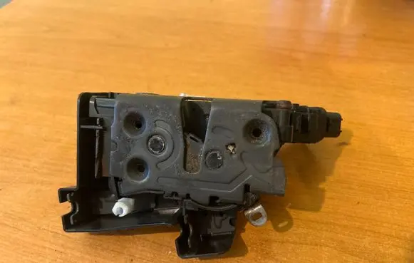 Ford Focus Rear door lock 240021200 A048069 30799308