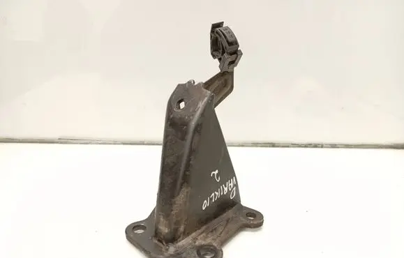 Engine mounting bracket