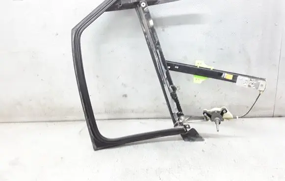 Rear door manual window regulator