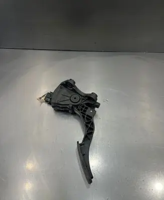 Accelerator throttle pedal