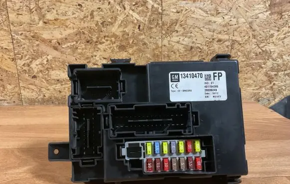 Opel Meriva B Fuse module 401154265 28336249 13410470