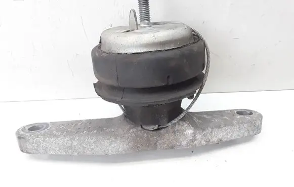 Volvo V50 Engine mount bracket 8686517