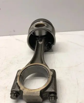 Volkswagen Golf V Piston with connecting rod
