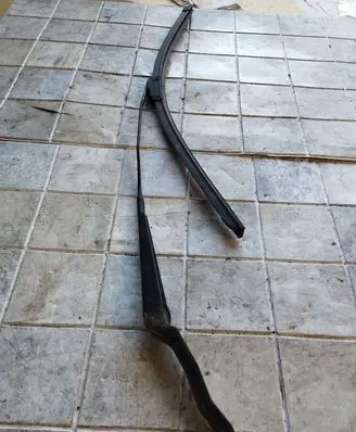 Peugeot 206 Front wiper blade arm