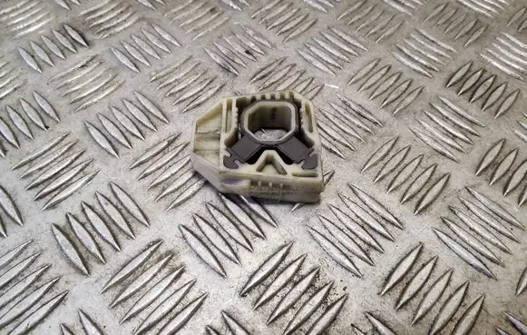 Radiator mount bracket