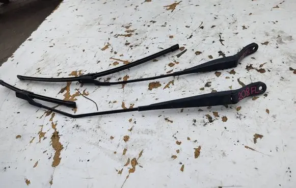 Peugeot 208 I Front wiper blade arm 9673292080 9673291980