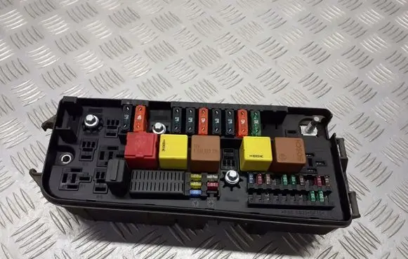 Opel Vectra C Fuse box cover 13112918