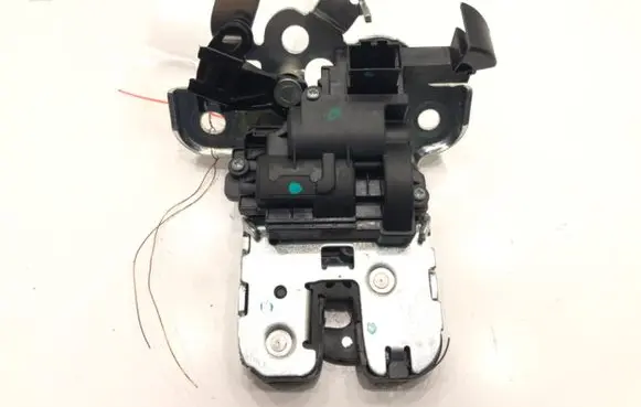 Volkswagen Jetta VI Tailgate exterior lock 