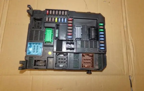 Peugeot 208 Fuse module 9807532080