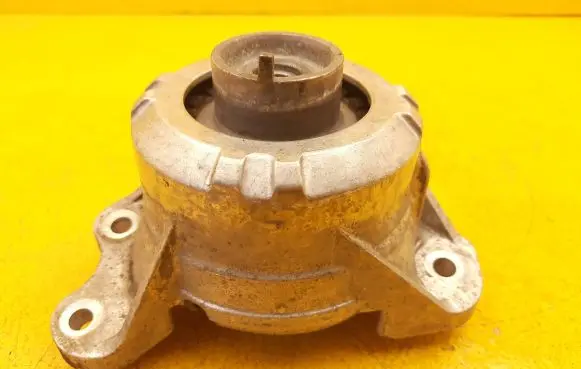 Engine mount vacuum valve