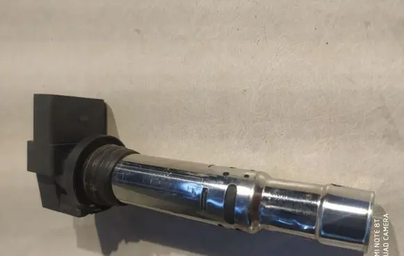 Volkswagen Jetta VI High voltage ignition coil 036905715C