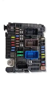 Peugeot Expert Fuse module 9811995580