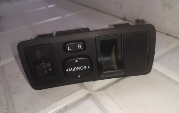 Wing mirror switch