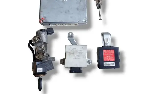 Toyota Avensis T250 Engine ECU kit and lock set MB175800-4940 89661-05C82